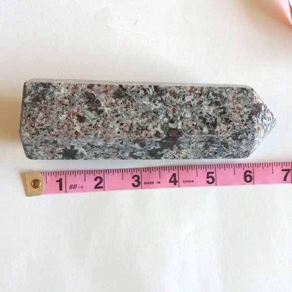 Yooperlite Crystal Tower. 616g 6.3" tall - Picture 7 of 8